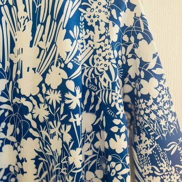 Tuckernuck Blue and White Graphic 3/4 Sleeve Blouse - Picture 6 of 10